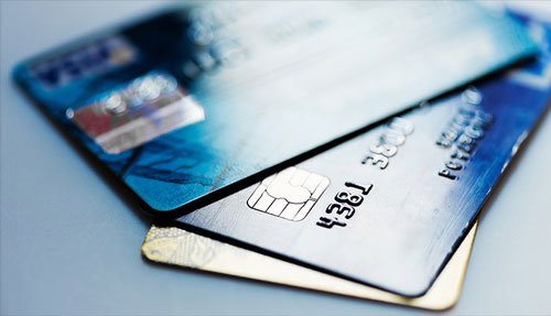 Eier du flere kredittkort med utestående gjeld? Vurder å søke om refinansiering til en lavere rente. Bilde av kredittkort.