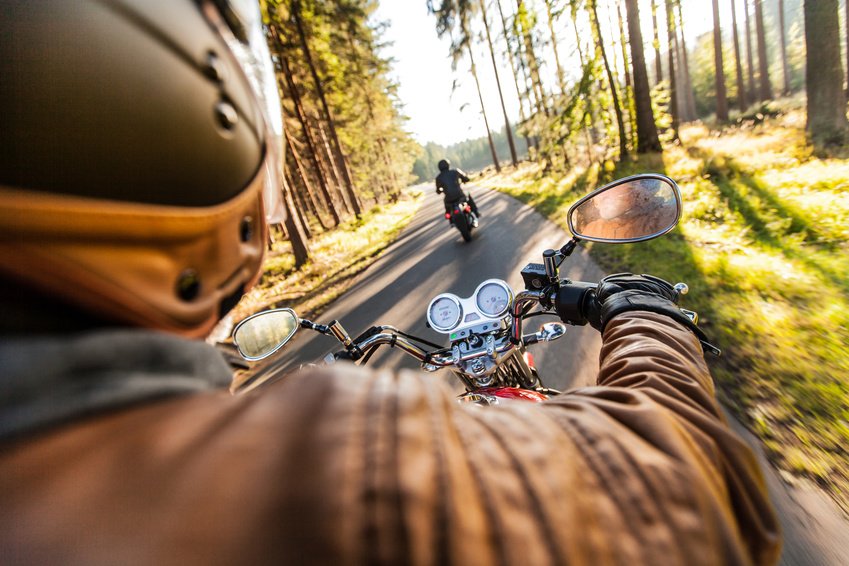 MC lån med sikkerhet har lavest rentenivå. Til gjengjeld må du spytte inn 35% egenkapital, kjøpe kaskoforsikring og betale et tinglysningsgebyr. mann kjører motorsykkel