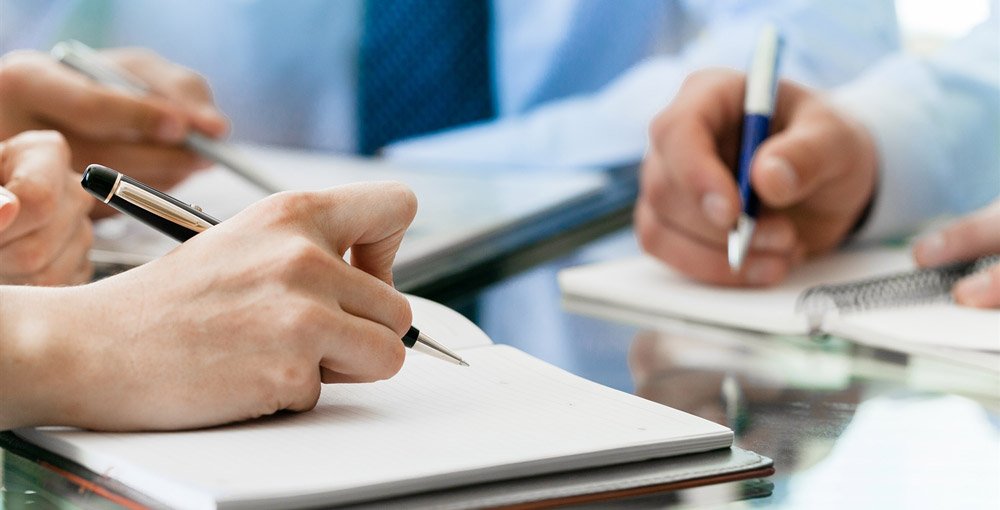 Lån til etablering av firma krever en detaljert forretningsplan. Lag en økonomisk analyse av firmaets forventede kontantstrøm. Folk som skriver på ark.