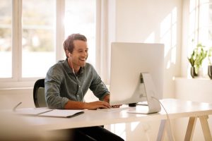 Å søke om refinansiering koster ingenting. Du er heller ikke forpliktet til å akseptere et tilbud. person søker refinansiering online